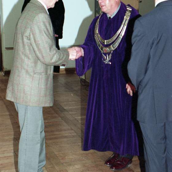 Inauguracja roku akademickiego 2000/2001. Franciszek Duszeńko otrzymuje nagrodę z rąk Sławoja Ostrowskiego