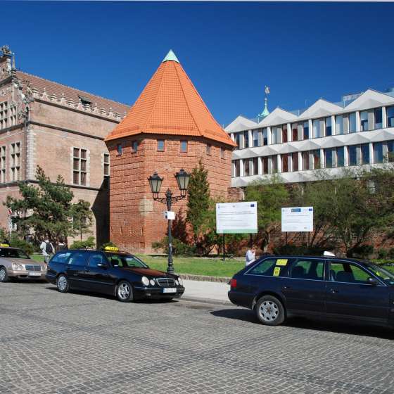 Państwowa Wyższa Szkoła Sztuk Plastycznych w Gdańsku - projekt rozbudowy siedziby uczelni; budowa nowego skrzydła, adaptacja średniowiecznej Baszty Słomianej, przebudowa wnętrz Wielkiej Zbrojowni; Gdańsk