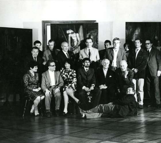 Po przewodzie na st. docenta dla Kiejstuta Bereźnickiego, 1971 r.  Pierwszy rząd od lewej: Zygmunt Karolak, Roman Usarewicz, Zdzisław Brodowicz, Stanisław Borysowski, Władysław Jackiewicz, NN, Jerzy Zabłocki, Urszula Ruhnke-Duszeńko, Włodzimierz Łajming.