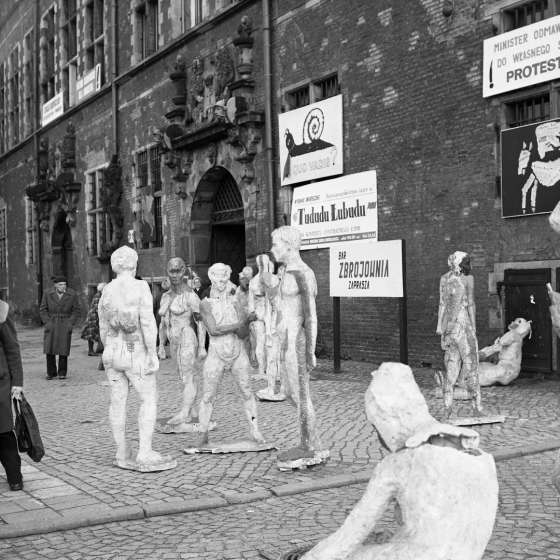 Ekspozycja rzeźb naśladującą kolejkę do sklepu w czasie strajku pracowników i studentów PWSSP w 1981 [III/243/2]