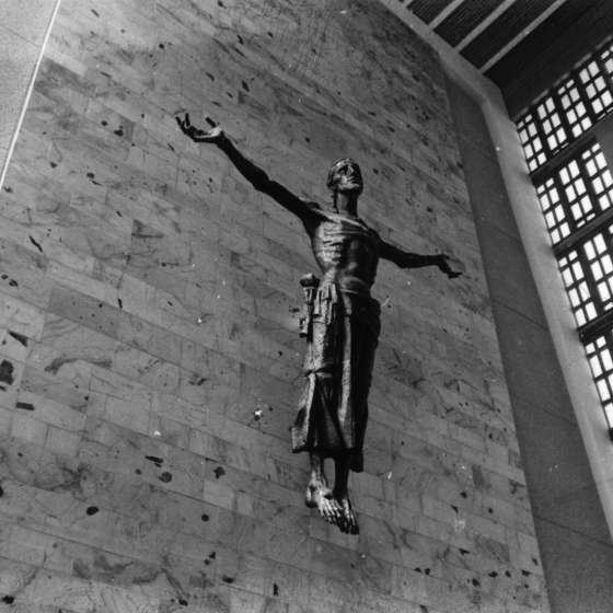 Wnętrze kościoła - widok na ścianę ołtarzową z odlaną w brązie figurą Chrystusa; Gdynia; 1983-1987; I/A/7/55