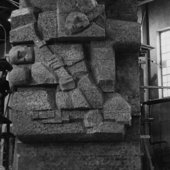 Fragment modelu pomnika w pracowni - rzeźba z dolnej części; 1964-1966; I/A/3/60