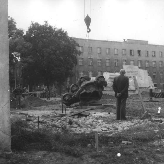 Montaż pomnika - przenoszenie, przy pomocy dźwigu, rzeźby przedstawiającej czterech artylerzystów, na cokół; Toruń; Sierpień 1980 r.; I/A/6/19