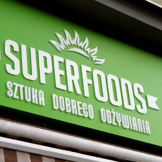Projekt i realizacja całościowej identyfikacji wizualnej sieci sklepów prozdrowotnych SUPERFOODS, 2015
