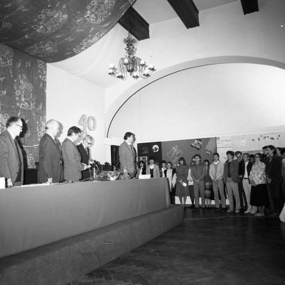 Inauguracja roku akademickiego 1985/1986, od lewej: Adam Haupt, Franciszek Duszeńko, Włodzimierz Łajming, Bolesław Petrycki, Stanisław Radwański, studenci.