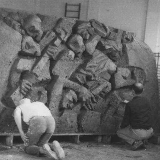 Franciszek Duszeńko, N.N. - praca przy pomniku - rzeźba z górnej części; 1961-1964; I/A/2/13