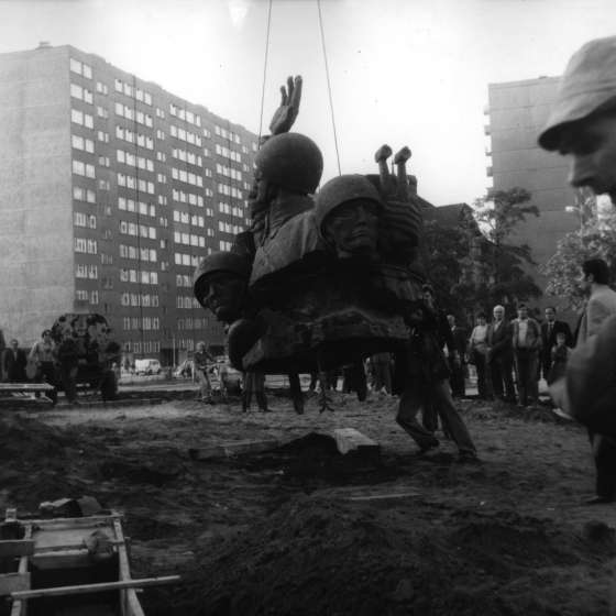 Montaż pomnika - przenoszenie, przy pomocy dźwigu, rzeźby przedstawiającej czterech artylerzystów, na cokół; Toruń; Sierpień 1980 r.; I/A/6/27