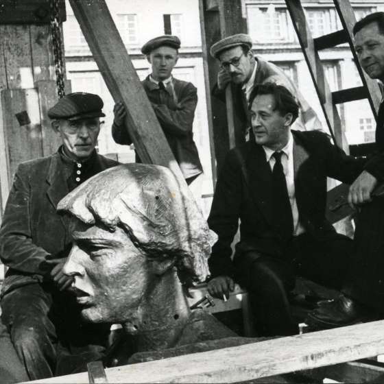 Marian Wnuk montaż pomnika Wdzięczności w Gdyni 1953 r.