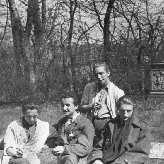Studenci PWSSP w Gdańsku, od lewej: Tadeusz Łodziana, Franciszek Duszeńko, Leszek Werocsy, Andrzej Strumiłło, Sopot, l. 1947-1949.