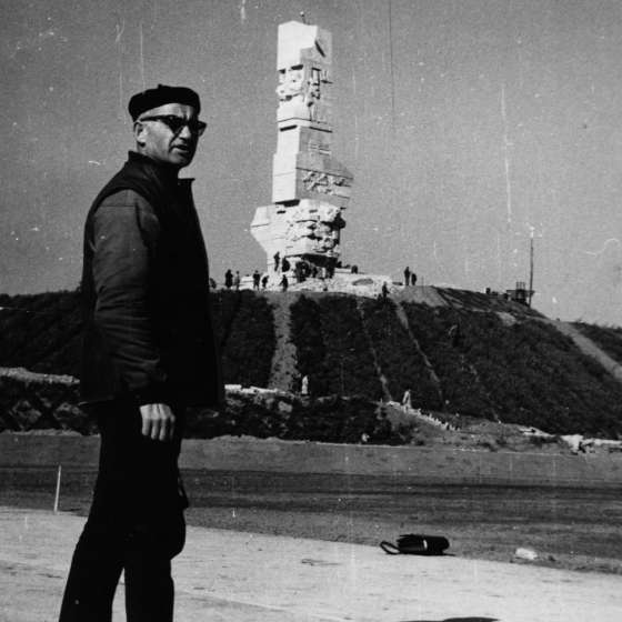 Franciszek Duszeńko na tle pomnika; Westerplatte; 1964-1966; I/A/3/157