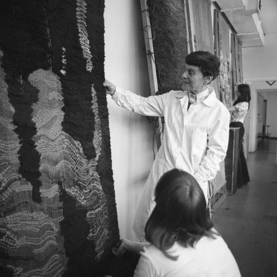 Pracownia tkaniny. Prof. Józefa Wnukowa przy krosnach z tkanymi gobelinami i pracami studentów, 1980-1982 [II/193/9]