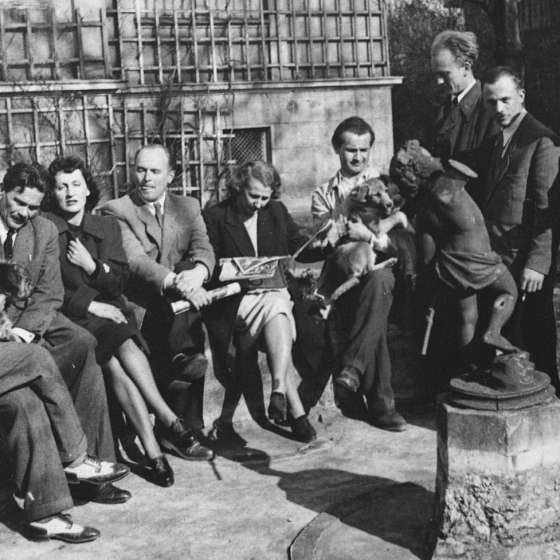 Przed budynkiem Szkoły w Sopocie: od lewej: Juliusz Studnicki, Jacek Żuławski, Krystyna Łada-Studnicka, Jan Wodyński, Hanna Żuławska, Franciszek Duszeńko, Roman Madeyski, Janusz Bielski, Adam Smolana, Sopot, 1947 [IV/4/039] 