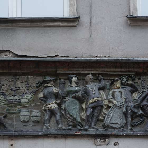 Zespół dekoracji malarskich i rzeźbiarskich fasad kamienic przy ulicy Długiej i Długim Targu
