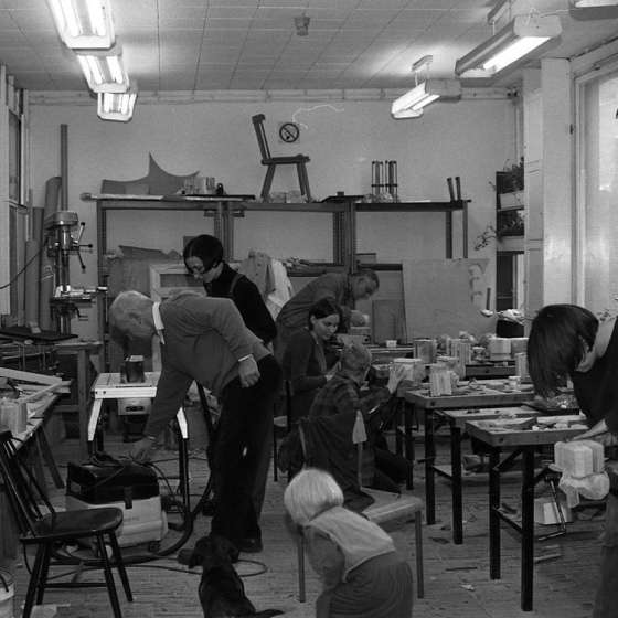 Stolarnia, zajęcia ze studentami. Prowadzi ad Henryk Kitowski, stolarz Bogdan Kujawa, 1997 [III/307/41]