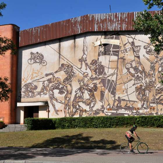 Sgraffito – elewacja Zespołu Sportowych Szkół Ogólnokształcących; Gdynia