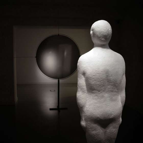 Między światłem, Rzeźba / parafina , sklejka (75x50x50 cm) | Obiekt stal, mosiądz, fotografia na plexi (280x280x40 cm)