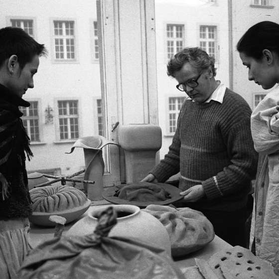 Pracownia Ceramiki. Na zdjęciu prof. Henryk Lula, naprzeciwko stoi Katarzyna Jóźwiak-Moskal, pocz. lat 80 [III/285/33] 