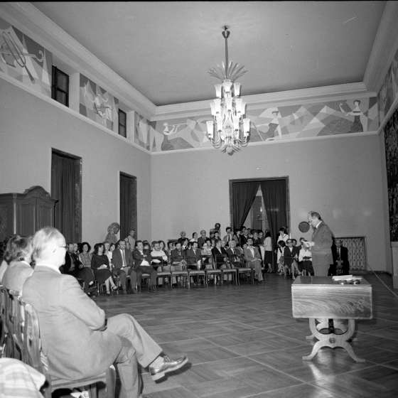 Uroczyste odsłonięcie gobelinów wykonanych w Pracowni Tkaniny prof. Józefy Wnukowej w Filharmonii Pomorskiej w Bydgoszczy, lata 80. [I/84/9]