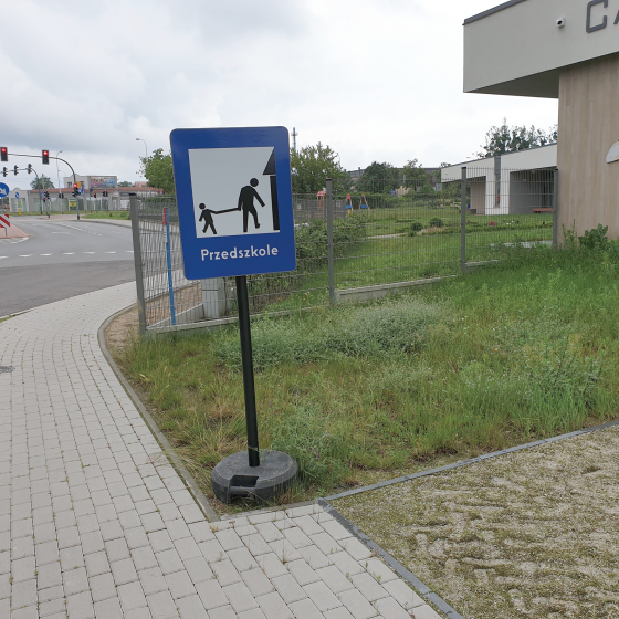 Znak drogowy w przestrzeni publicznej – artystyczna reinterpretacja i analiza