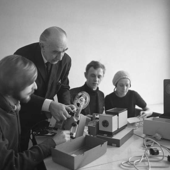 Witold Frydrych w czasie zajęć (nowe media), 1980 [II/191/3]