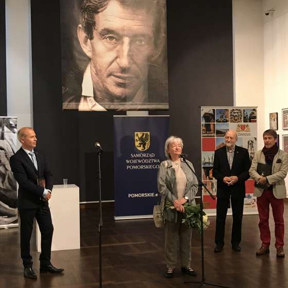 Wystawa prac Stanisława Wójcika z cyklu „Ocalić od zapomnienia” - 16