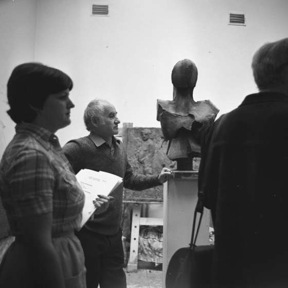 Franciszek Duszeńko w czasie zajęć rzeźby, 1980 [II/197/12]