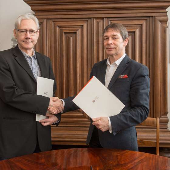 ASP w Gdańsku wydawcą czasopisma Sztuka i DOKUMENTACJA. Podpisanie umowy przez Rektora Krzysztofa Polkowskiego i redaktora naczelnego czasopisma Łukasza Guzka.