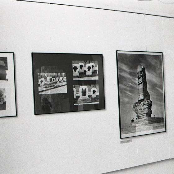 Zdjęcia prac Franciszka Duszeńki na Wystawie z okazji 50-lecia Uczelni, Aula PWSSP w Gdańsku, 1995 r.