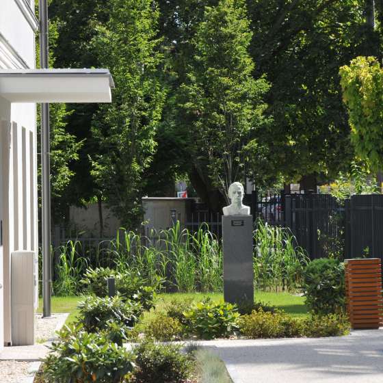 Popiersia kobiety i mężczyzny - artystyczna koncepcja zagospodarowania otoczenia w Starej Oliwie na terenie nowej zabudowy mieszkaniowej; Gdańsk