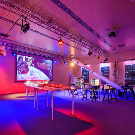 We Need More Space, identyfikacja wizualna wystawy; GDD 2019; kurator: Marta Flisykowska