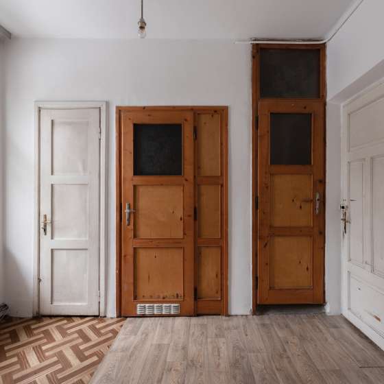 Dom rodzinny. Nostalgia w walce z funkcją; For sale – pracownia ojca
