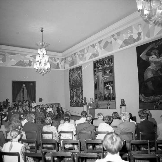 Uroczyste odsłonięcie gobelinów wykonanych w Pracowni Tkaniny prof. Józefy Wnukowej w Filharmonii Pomorskiej w Bydgoszczy, lata 80. [I/84/6]