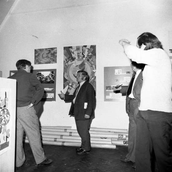 Kazimierz Ostrowski podczas wystawy studenckiej na koniec roku akademickiego, lata 70. XX w.
