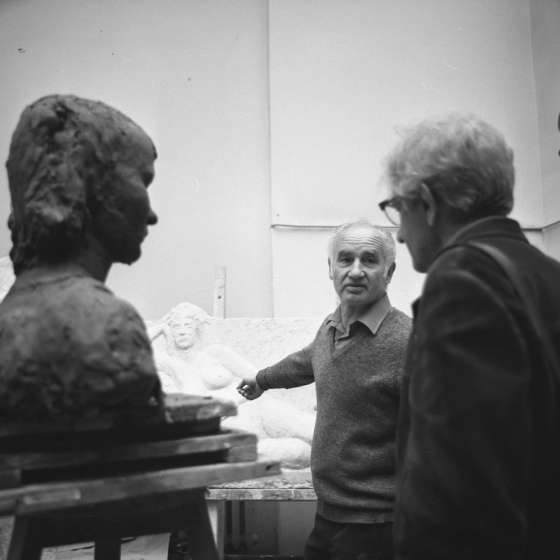 Franciszek Duszeńko w czasie zajęć rzeźby, tyłem Alfred Wiśniewski, 1980 [II/197/10]