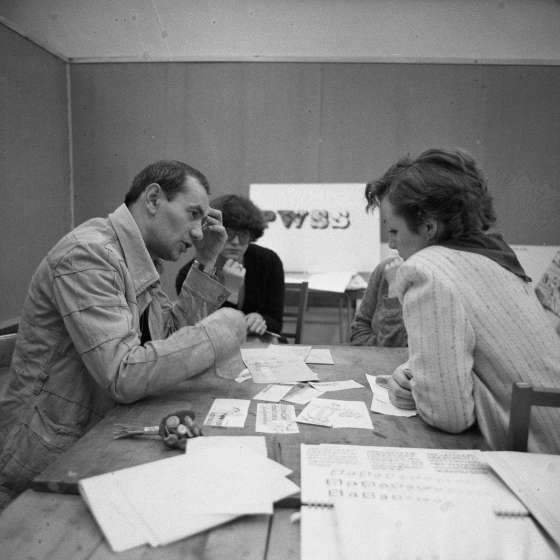 Profesor Jerzy Krechowicz w czasie zajęć ze studentami, 1976 [II/180/4] 