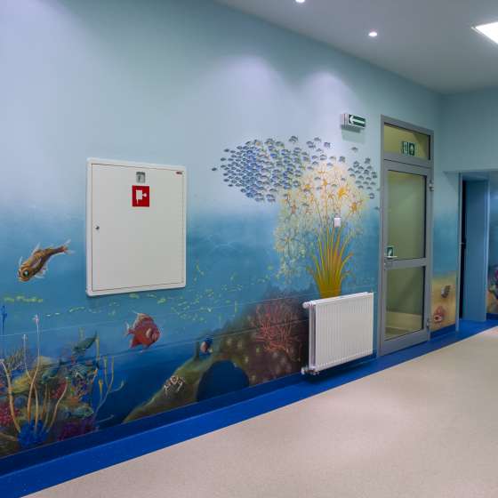 Malowidła [strefy: Wody, Ziemi, Powietrza] – wnętrza Kliniki Pediatrii, Hematologii i Onkologii Uniwersyteckiego Centrum Klinicznego, Program „W kolorze mniej boli”; Gdańsk