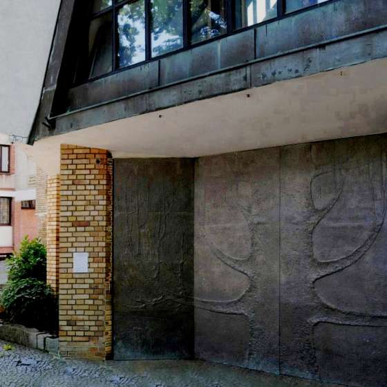 „Rajskie drzewo poznania dobra i zła” – płaskorzeźba, drzwi frontowe Kościoła Matki Boskiej Częstochowskiej; Gdańsk