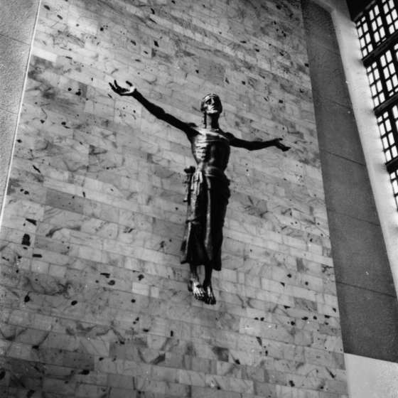 Wnętrze kościoła - brązowa figura Chrystusa na ścianie ołtarzowej; Gdynia; 1983-1987; I/A/7/65
