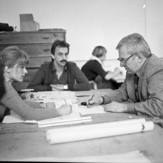Prof. Edmund Homa w czasie zajęć (wydział architektury i wzornictwa), 1980/1981 [II/185/1]