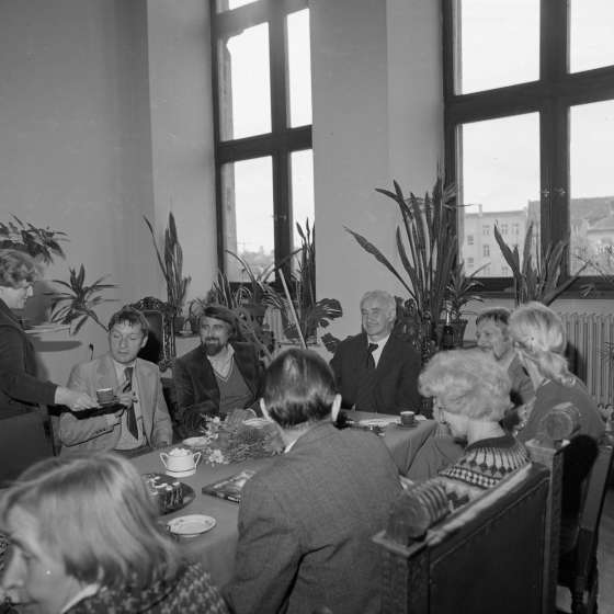 Spotkanie w Gabinecie Rektora Franciszka Duszeńki, od lewej: Danuta Gutowska, Włodzimierz Łajming, Kiejstut Bereźnicki, Franciszek Duszeńko, Jerzy Jankowiak, Danuta Mazurek, Hanna Drogosiewicz, NN, Zofia Strzegocka, l. 80. XX w.