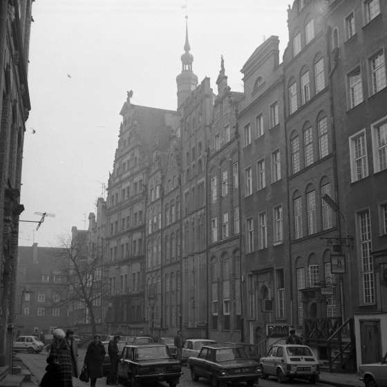 Ul. Chlebnicka – widok na Dom Angielski, akademik Państwowej Wyższej Szkoły Sztuk Plastycznych, Gdańsk, lata 80. [III/268/5] 