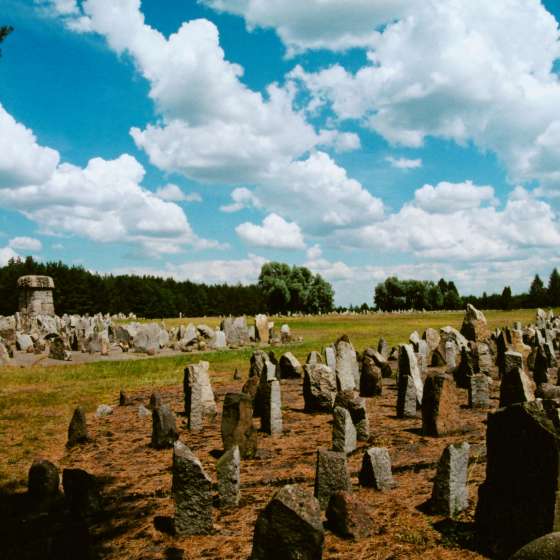 Widok na pole roztrzaskanych kamieni - w głębi pomnik; Treblinka; 1961-1964; I/A/2/121
