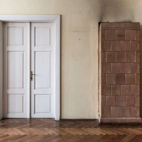 Dom rodzinny. Nostalgia w walce z funkcją; Salon dół - piec, fotografia cyfrowa, wydruk, 30×40 cm, 2019