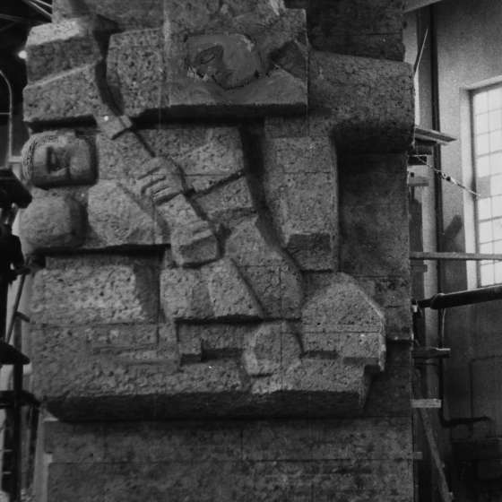 Fragment modelu pomnika w pracowni - rzeźba z dolnej części; 1964-1966; I/A/3/59