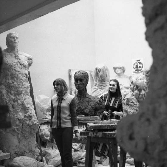 W pracowni rzeźby, 1980 [II/187/12] 