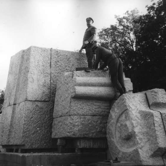 Montaż pomnika - widok fragmentu cokołu; Toruń; Sierpień 1980 r.; I/A/6/39