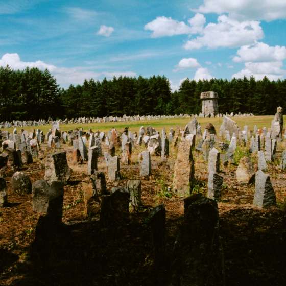 Widok na pole roztrzaskanych kamieni - w głębi pomnik; Treblinka; 1961-1964; I/A/2/120