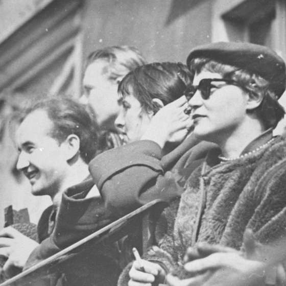 Kibice podczas zawodów sportowych - pedagodzy kontra studenci, w pierwszym rzędzie od lewej: Franciszek Duszeńko, Arika Madeyska [Lubicz-Orłowska], NN, Sopot, ok. 1950 r.