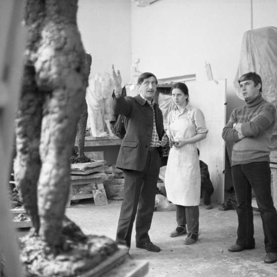 Korekta w pracowni rzeźby prof. Adama Smolany, 1974 [II/178/3]