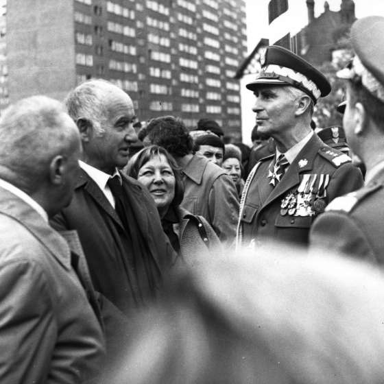 Uroczystość odsłonięcia pomnika. Stoją od lewej: N.N., Franciszek Duszeńko, Urszula Ruhnke-Duszeńko, gen. Tadeusz Tuczapski; Toruń; Październik 1980; I/A/6/63